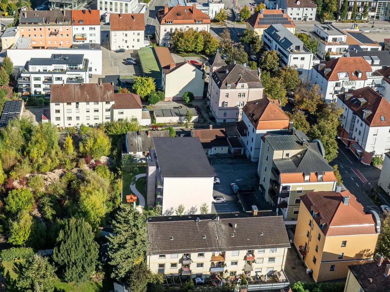 Luftbild des Wohnviertels rund um das Grundstück mit Mehrfamilienhäusern und Grünflächen