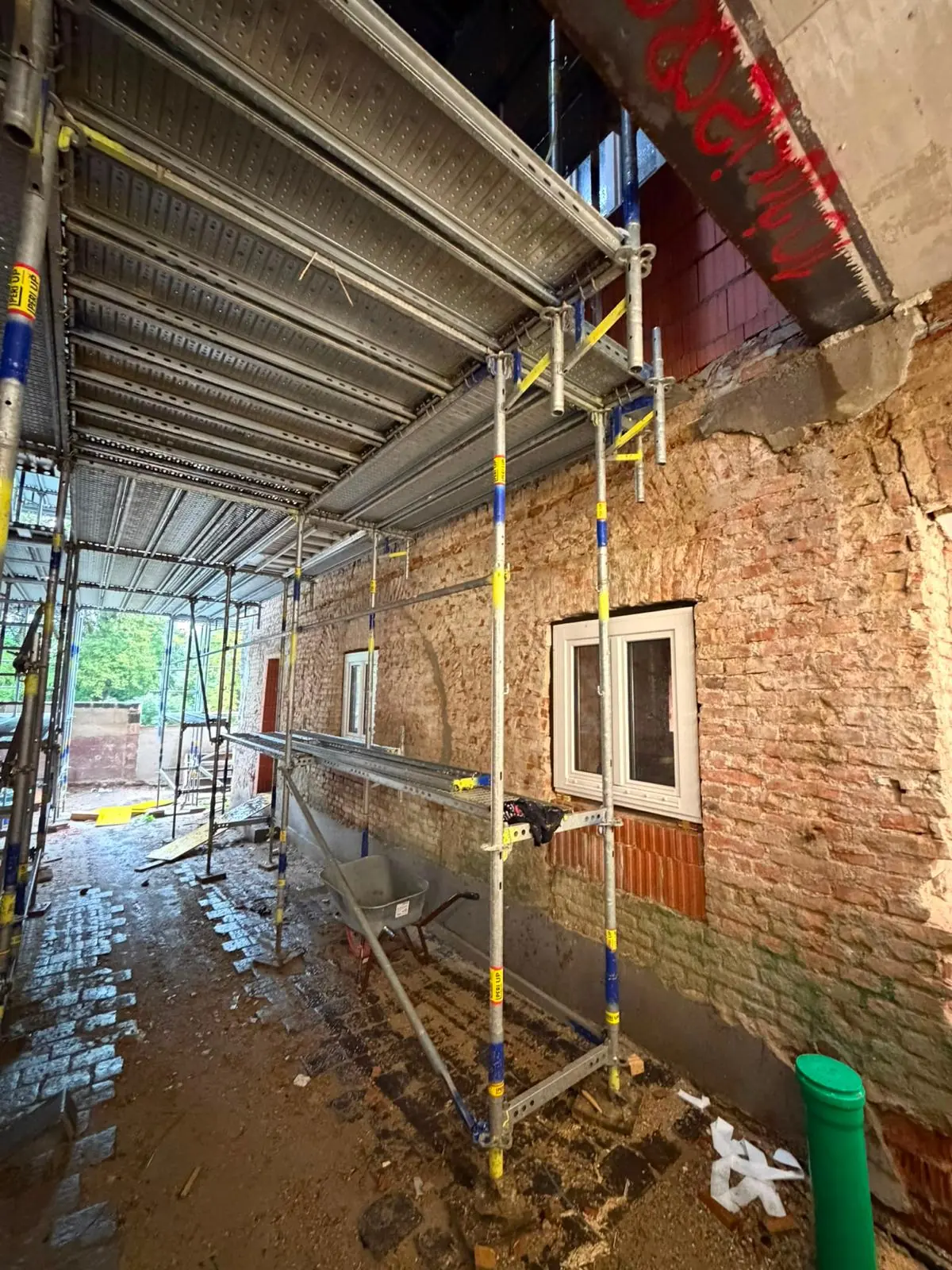 Eingerüstete Innenwand mit freigelegtem historischem Mauerwerk