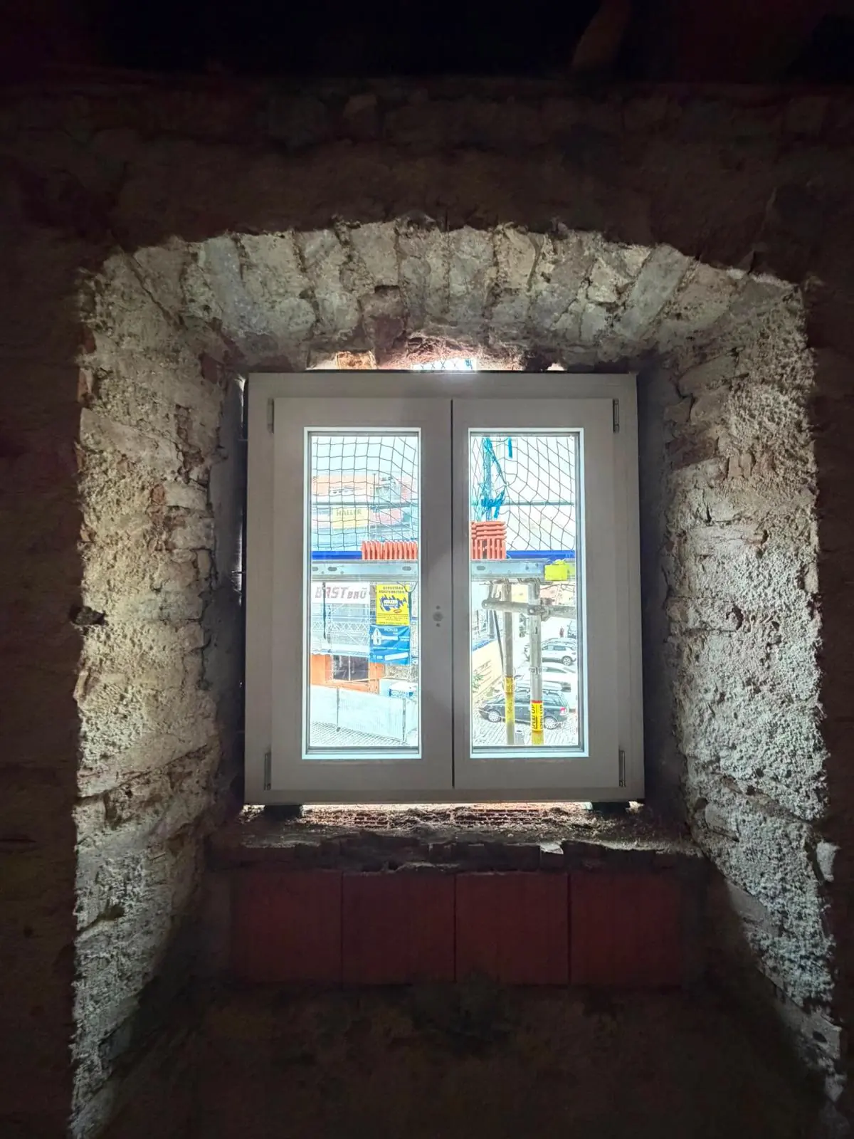 Neues Sprossenfenster in einer tiefen Laibung aus Bruchsteinmauerwerk